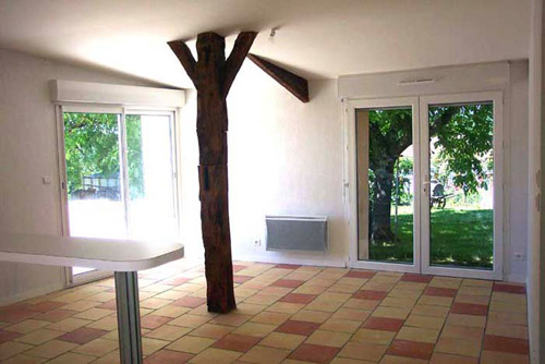 pièce vitrée avec pilier bois