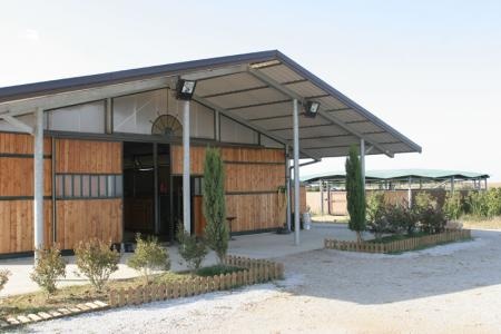 Ecuries, centre de dressage et d'élevage de chevaux : Batiment principal/Brice