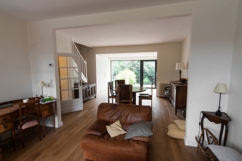 FENÊTRE SUR JARDIN, Réhabilitation et extension d'une maison de ville, aménagement d'une terrasse et des espaces extérieurs à Marcq en Baroeul : DIENTRE_fenetre_sur_jardin_salon012-494x330