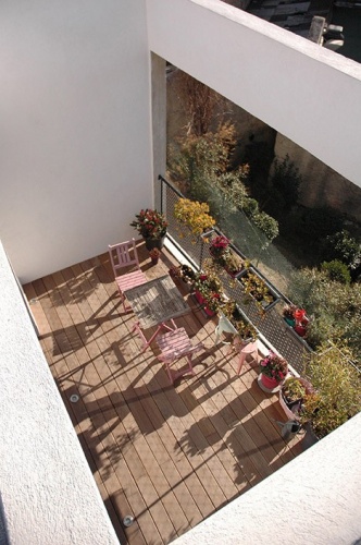 Maison de ville en béton : Terrasse du R+2 vue depuis le toit terrasse accessible